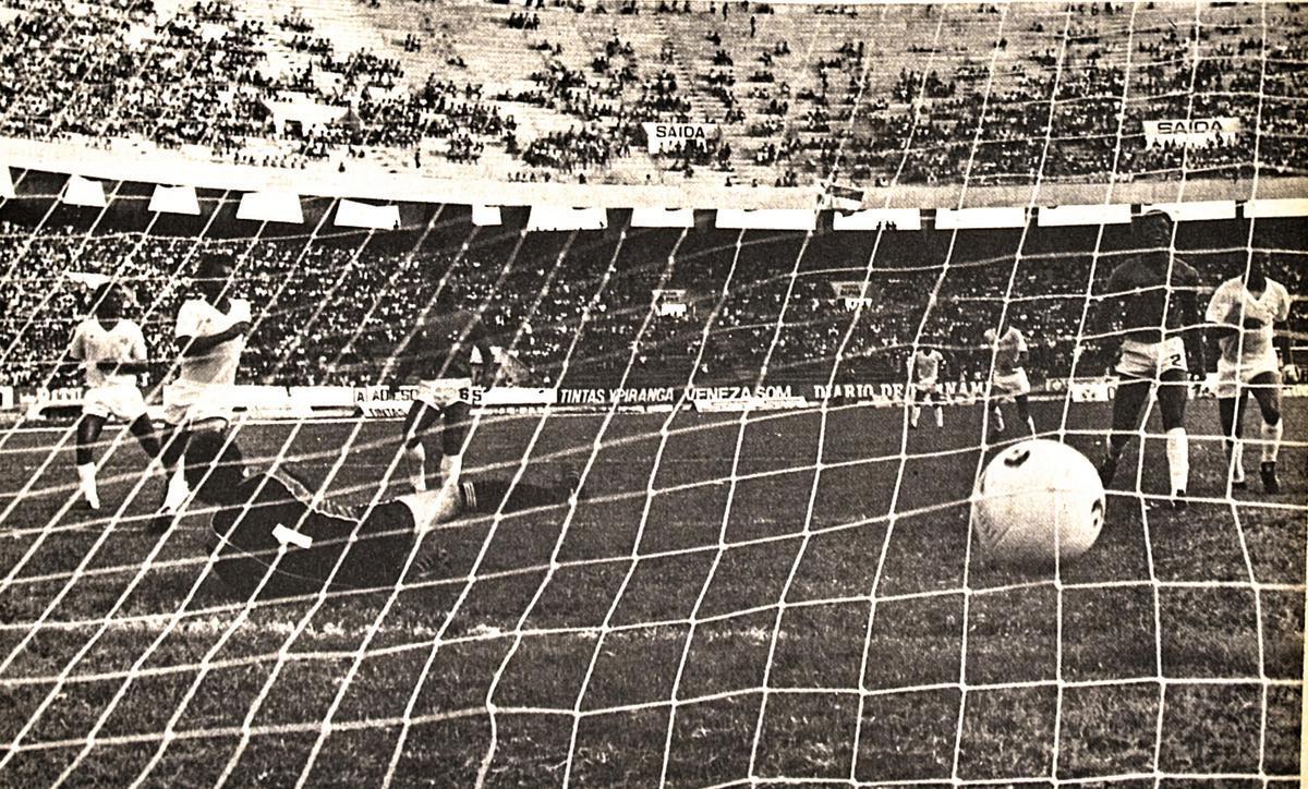 Na partida entre Nutico e Cruzeiro, pelo Campeonato Brasileiro de 1984,  possvel ver o estdio com o anel superior ao fundo.