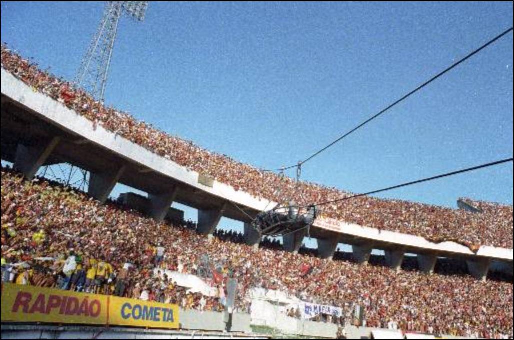 Em 15 de maro de 1998, o fotgrafo Heitor Cunha registrava para o Diario cenas de resgate de torcedores em clssico entre Sport 2x0 Nutico valido pelo Campeonato Pernambucano, com registros de superlotao.