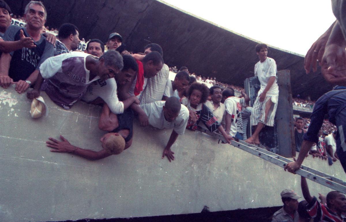 Tambm em 1999, no clssico entre Santa Cruz x Sport pelo Pernambucano, primeiro do argentino Mancuso, houve superlotao e mais cenas de desespero pelas torcidas.