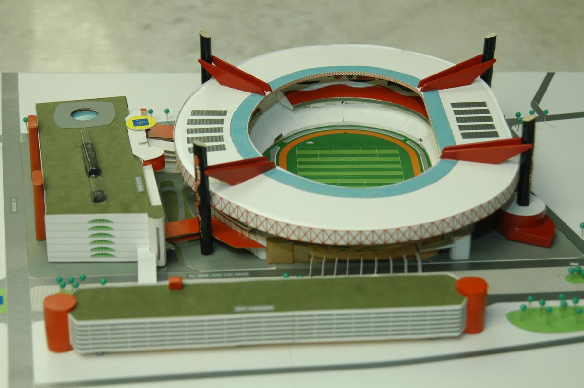 Em 2007, com o clube em crise e em queda meterica no Campeonato Brasileiro, os dirigentes apresentavam o projeto da 'Arena Coral', que buscava revitalizar o Arruda. Jamais saiu do papel at ento.