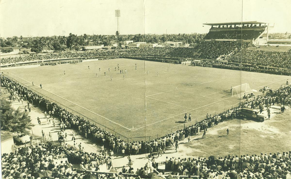 De 1965 a 1970, o estdio passou a receber as primeiras arquibancadas. Desde a estrutura de madeira at a alvenaria, com apoio da doao sobretudo de torcedores do clube. Na foto, o Arruda lotado em dia de clssico, j com a construo das arquibancadas bastante avanada.