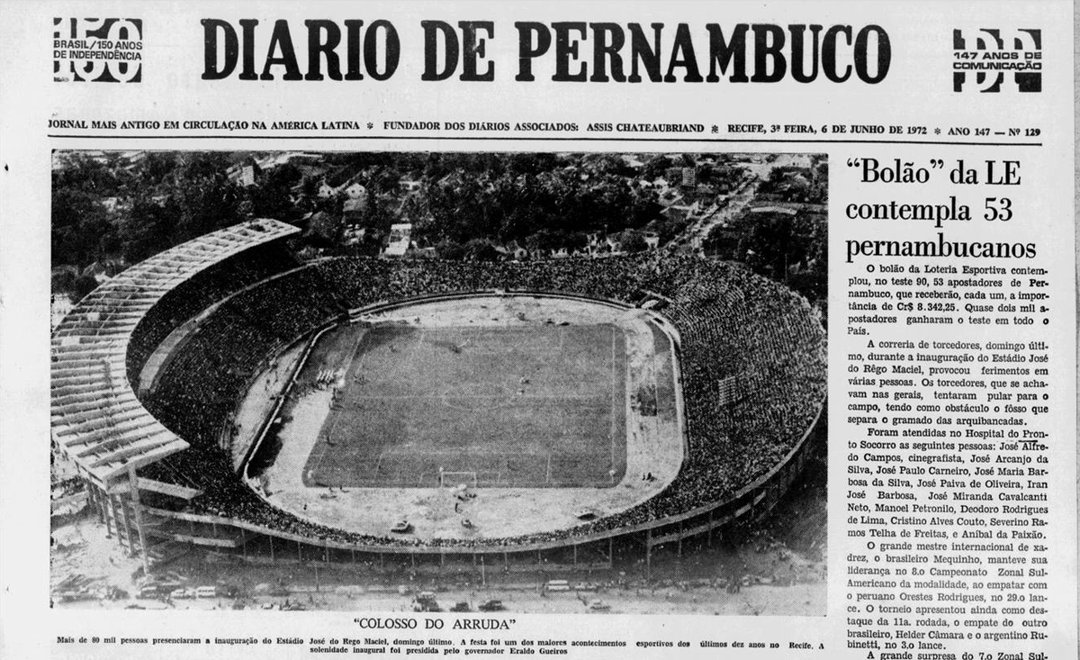 A inaugurao oficial aconteceria no dia 4 de junho de 1972, com a partida entre Santa Cruz e Flamengo, empate em 0 a 0, para mais de 62 mil pessoas, com registros informais de at mais de 80 espectadores. Na foto, a capa do Diario de Pernambuco aps a partida.