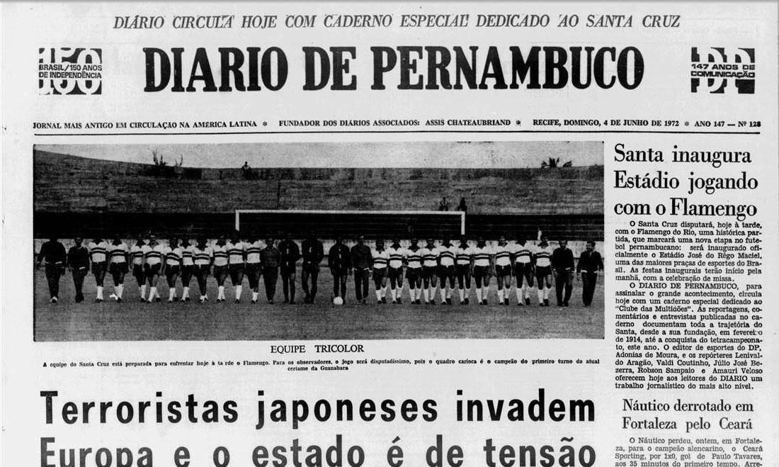 No dia do jogo, capa do Diario de Pernambuco trouxe uma foto com todo o elenco do Santa Cruz que enfrentaria o Flamengo. Edio teve caderno especial produzido para a inaugurao.