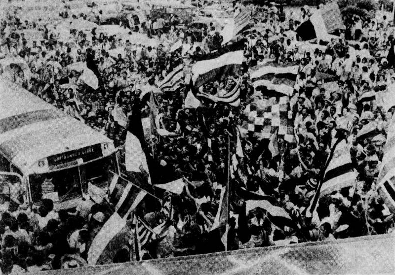 Na volta ao Recife, o nibus coral foi cercado por uma multido de torcedores tricolores.