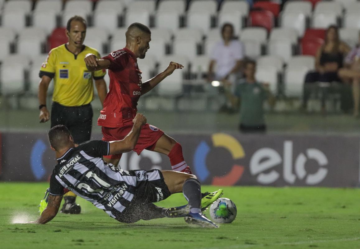 Nutico 1 x 1 Botafogo - Apesar da grande exibio, o Nutico no conseguiu superar o Botafogo em casa na 2 fase da Copa do Brasil. Com empate, o time pernambucano foi eliminado e ainda sofreu a baixa de Matheus Carvalho, um dos principais jogadores da temporada, que sofreu uma ruptura do ligamento cruzado anterior