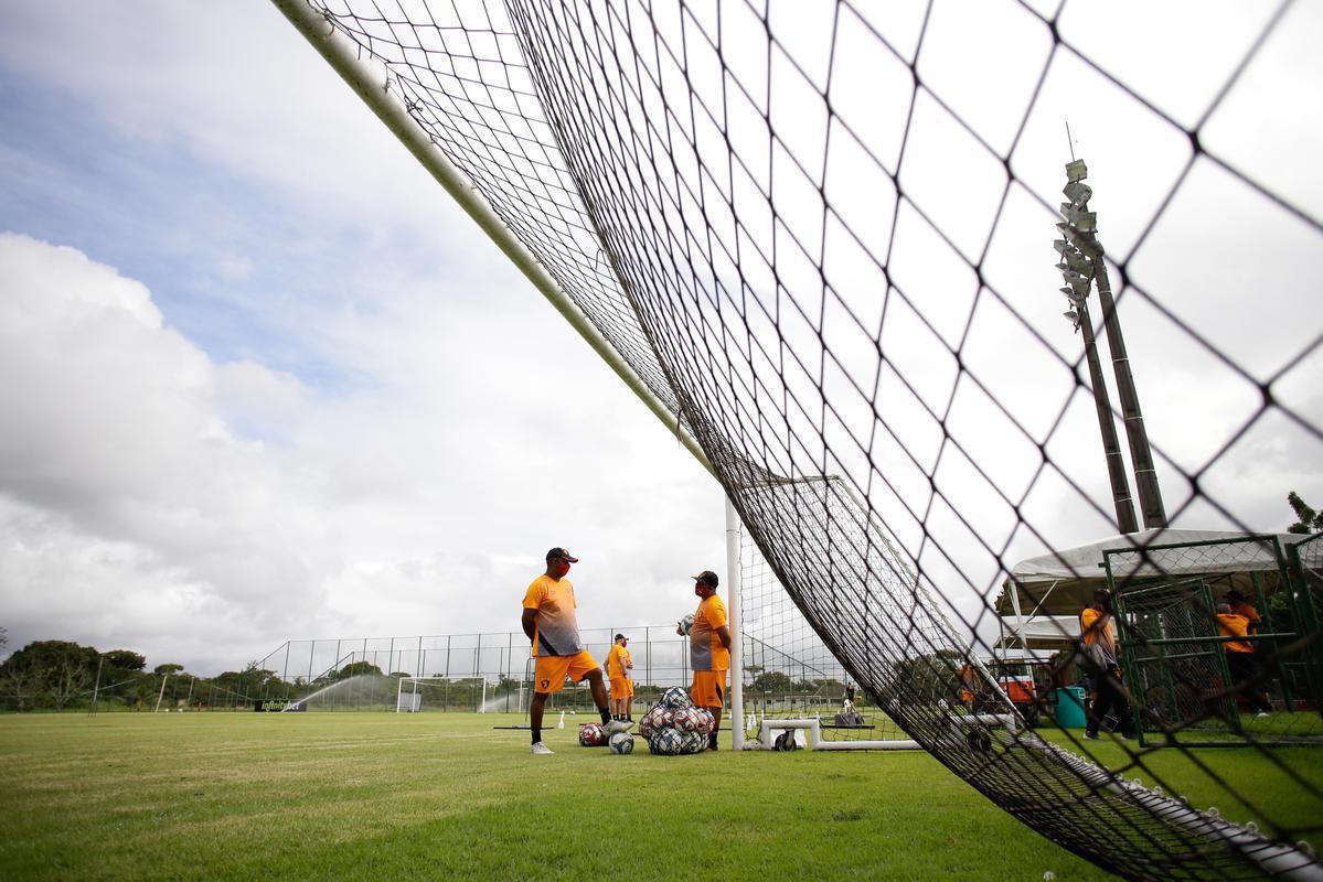 No primeiro trabalho, houve um treinamento ttico, que exigia troca de passes e triangulaes dos jogadores, com o elenco dividido em grupos de trs atletas cada. Em seguida, os jogadores foram divididos em dois grupos no mesmo campo para o trabalho especfico por setores de defesa e ataque. De um lado, os zagueiros, laterais e volantes participaram de um treino ttico de posicionamento com o auxiliar Daniel Cerqueira. Do outro, os meias e atacantes fizeram um trabalho especfico de passe e finalizao sob o comando do tcnico Daniel Paulista.