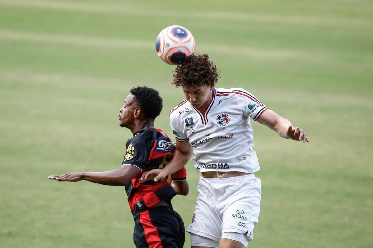 Rubro-negros e tricolores duelaram na Ilha do Retiro em partida que marcou o retorno do futebol em Pernambuco