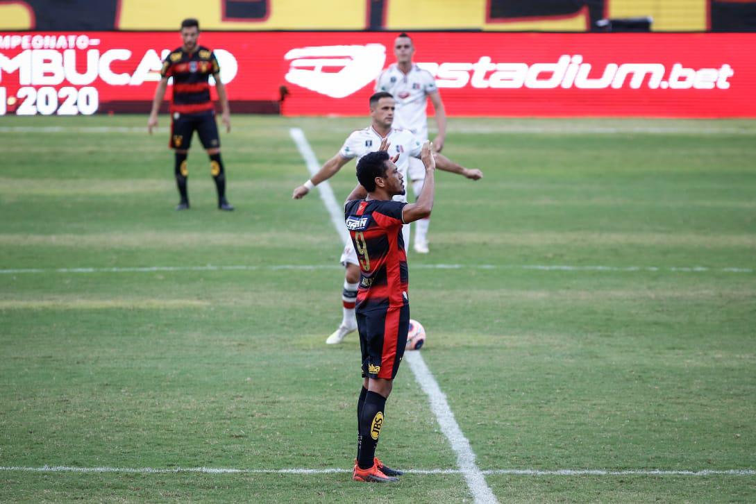 Rubro-negros e tricolores duelaram na Ilha do Retiro em partida que marcou o retorno do futebol em Pernambuco