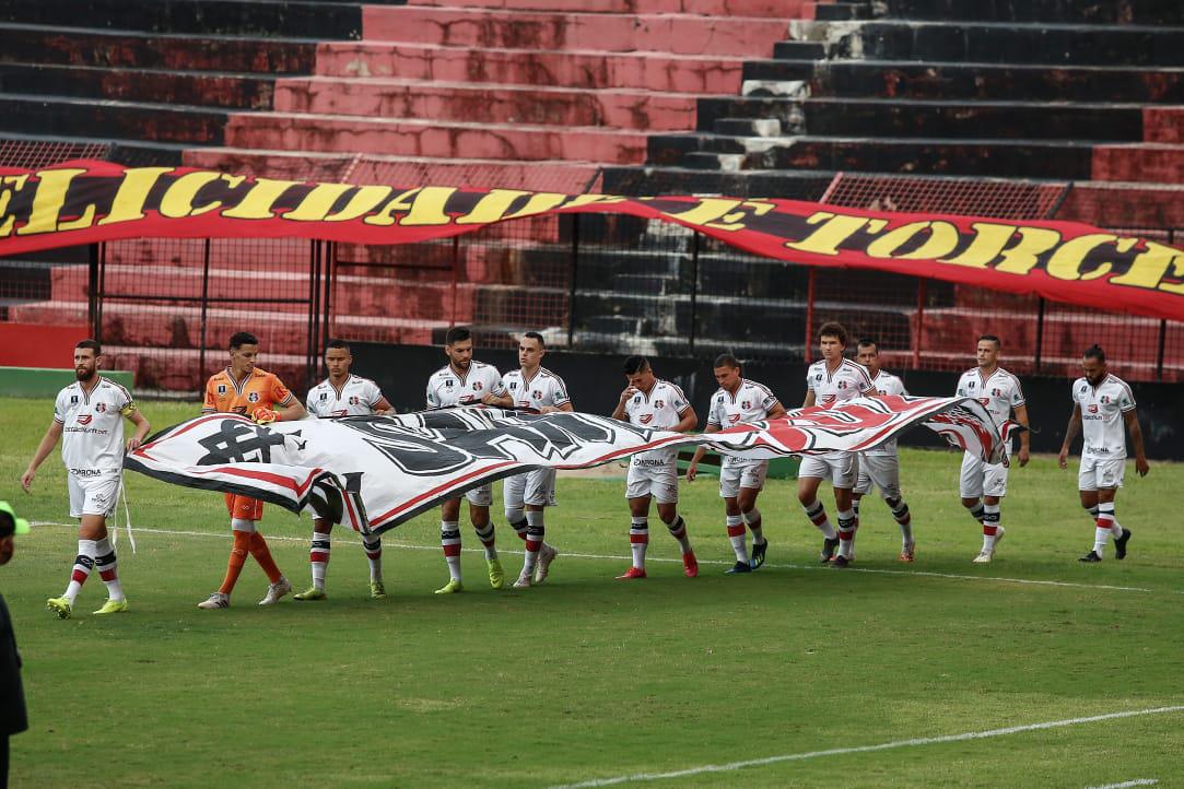 Rubro-negros e tricolores duelaram na Ilha do Retiro em partida que marcou o retorno do futebol em Pernambuco