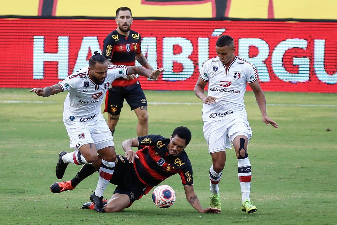 Rubro-negros e tricolores duelaram na Ilha do Retiro em partida que marcou o retorno do futebol em Pernambuco