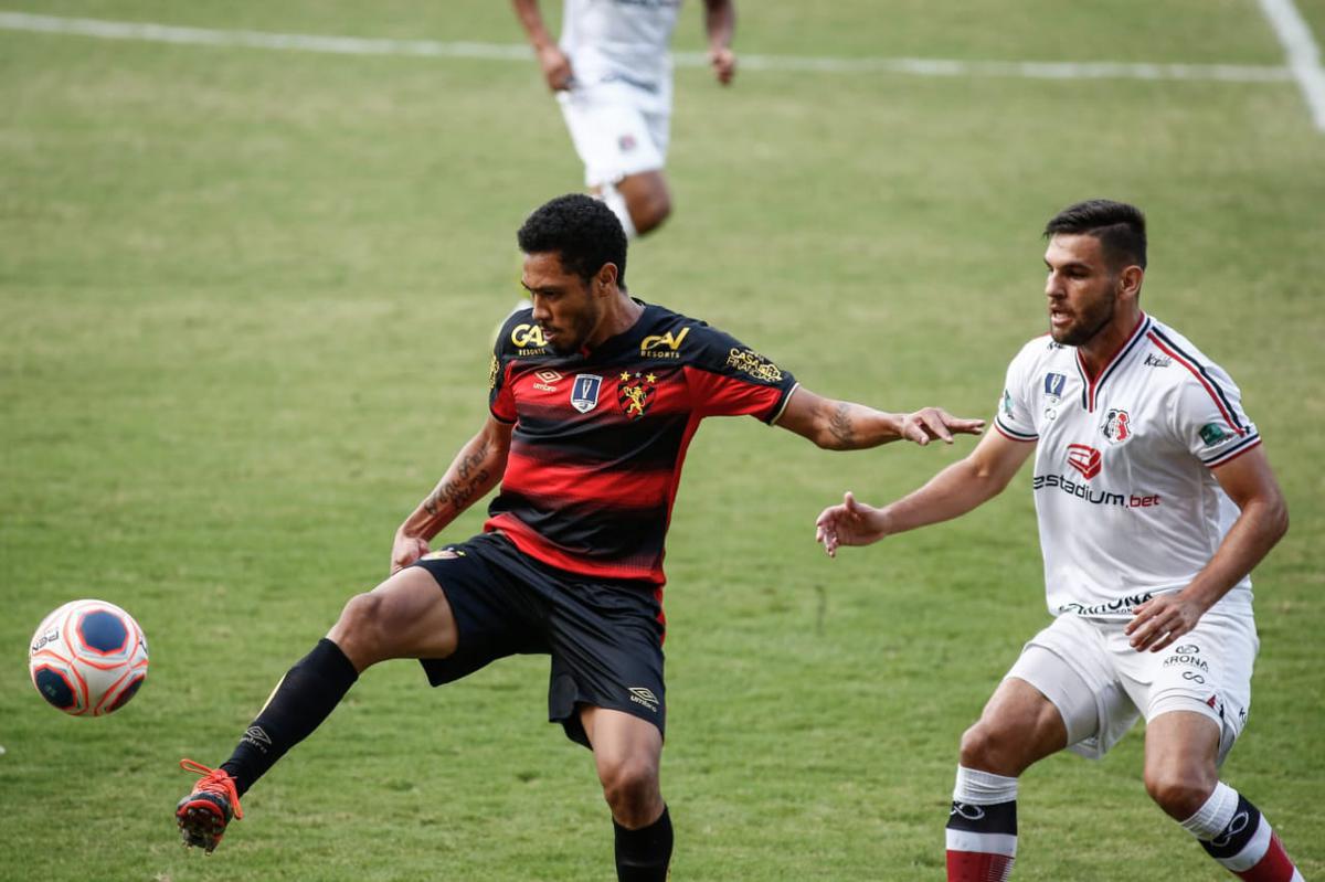 Rubro-negros e tricolores duelaram na Ilha do Retiro em partida que marcou o retorno do futebol em Pernambuco