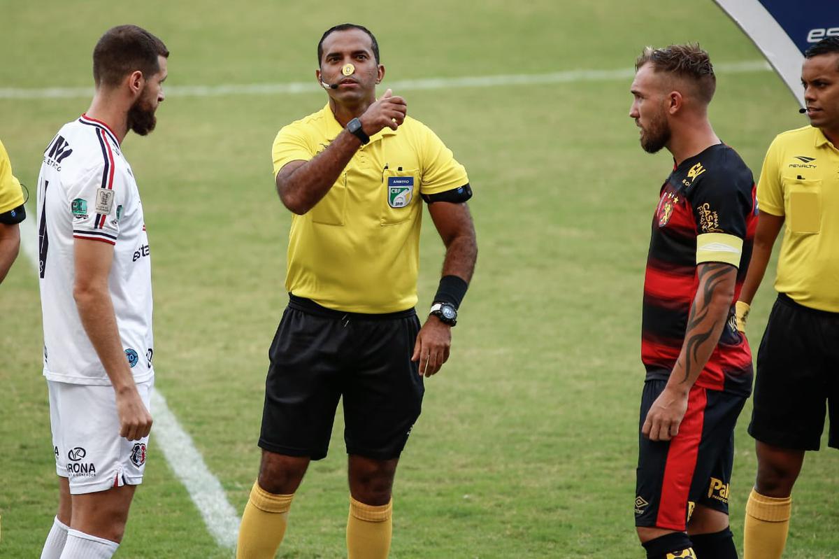 Rubro-negros e tricolores duelaram na Ilha do Retiro em partida que marcou o retorno do futebol em Pernambuco