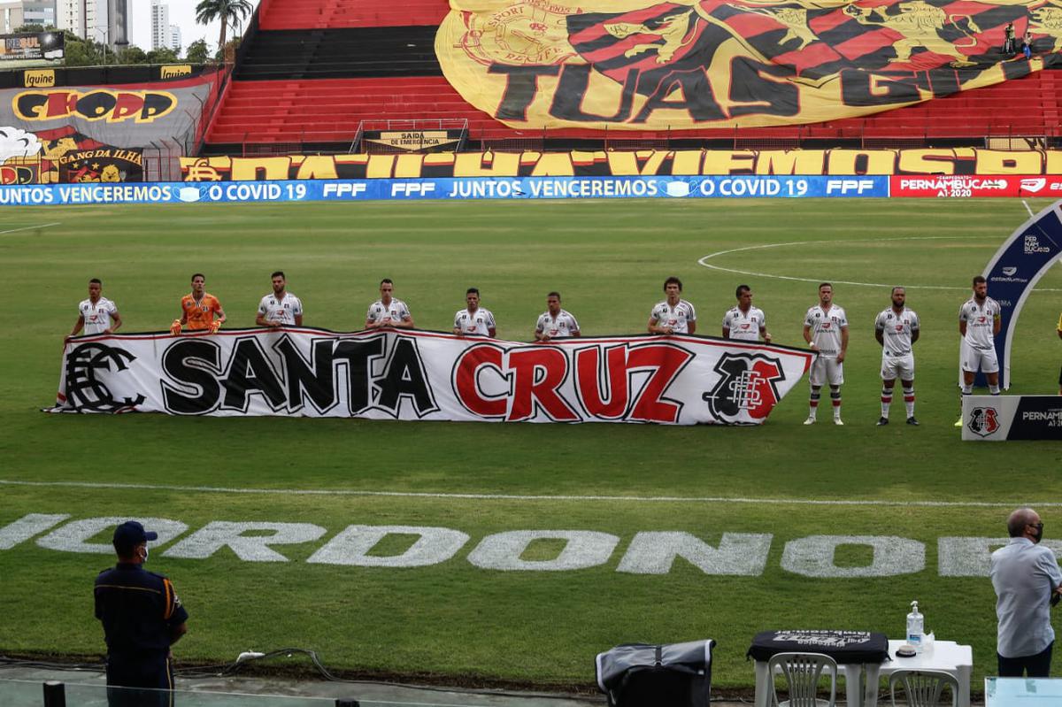 Rubro-negros e tricolores duelaram na Ilha do Retiro em partida que marcou o retorno do futebol em Pernambuco