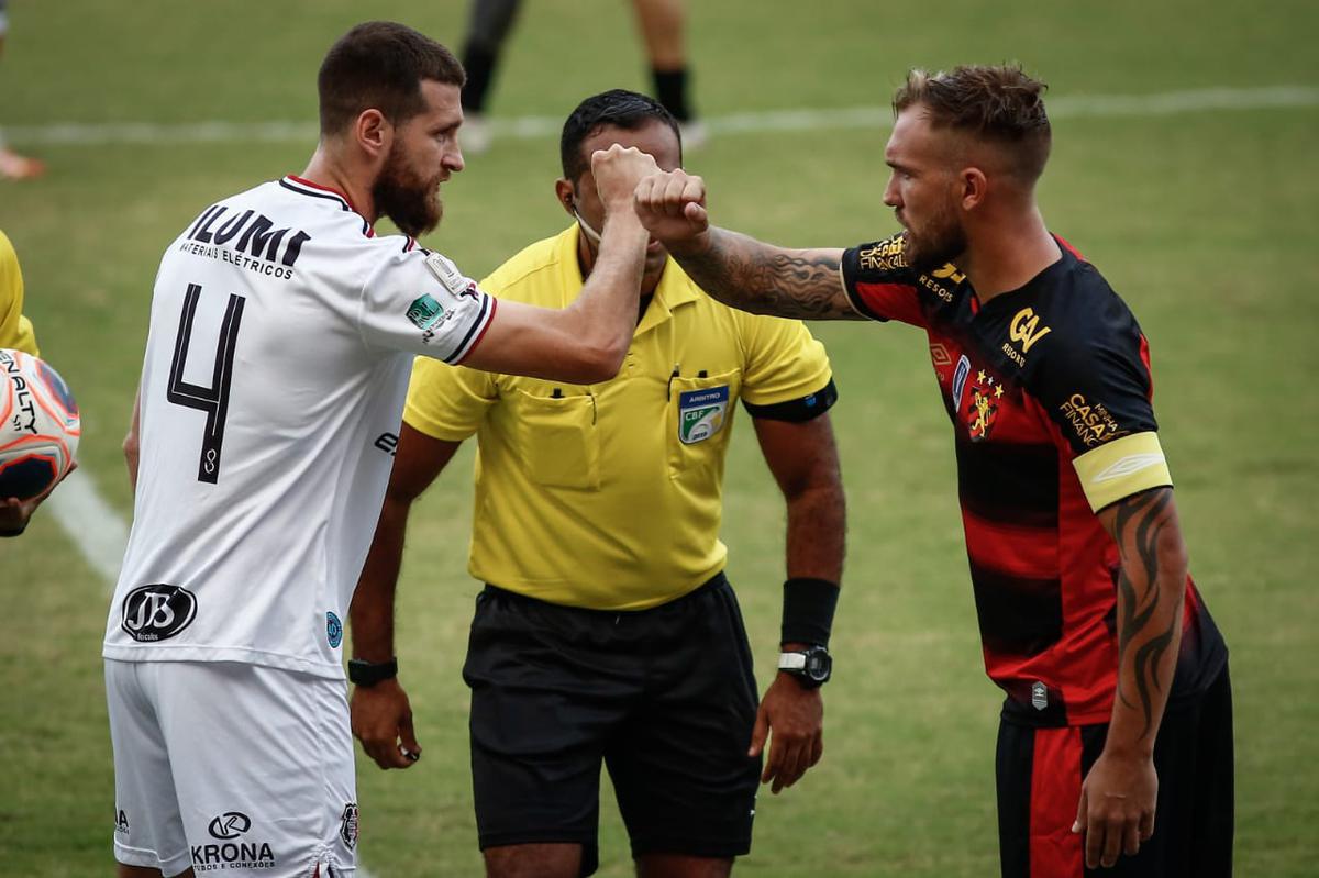 Rubro-negros e tricolores duelaram na Ilha do Retiro em partida que marcou o retorno do futebol em Pernambuco