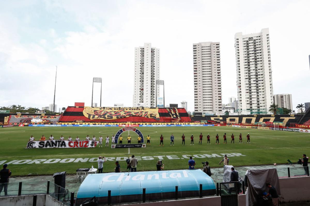 Rubro-negros e tricolores duelaram na Ilha do Retiro em partida que marcou o retorno do futebol em Pernambuco