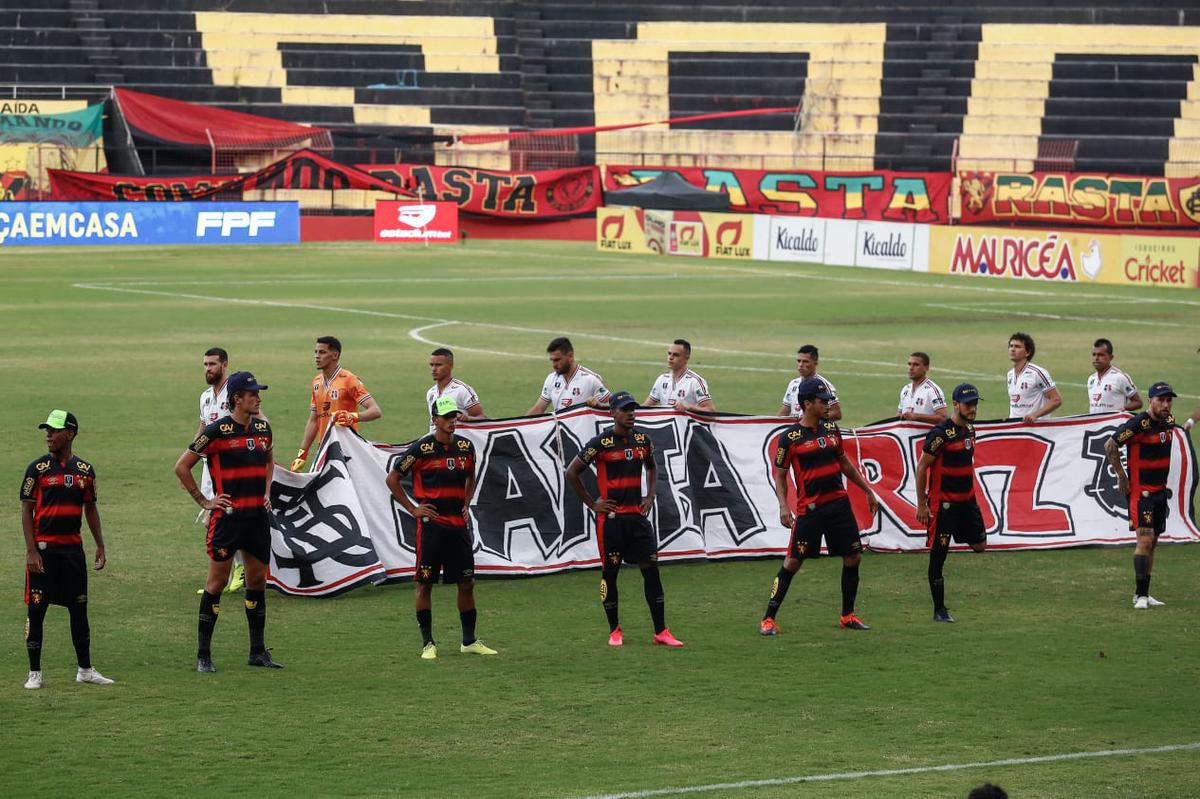 Rubro-negros e tricolores duelaram na Ilha do Retiro em partida que marcou o retorno do futebol em Pernambuco