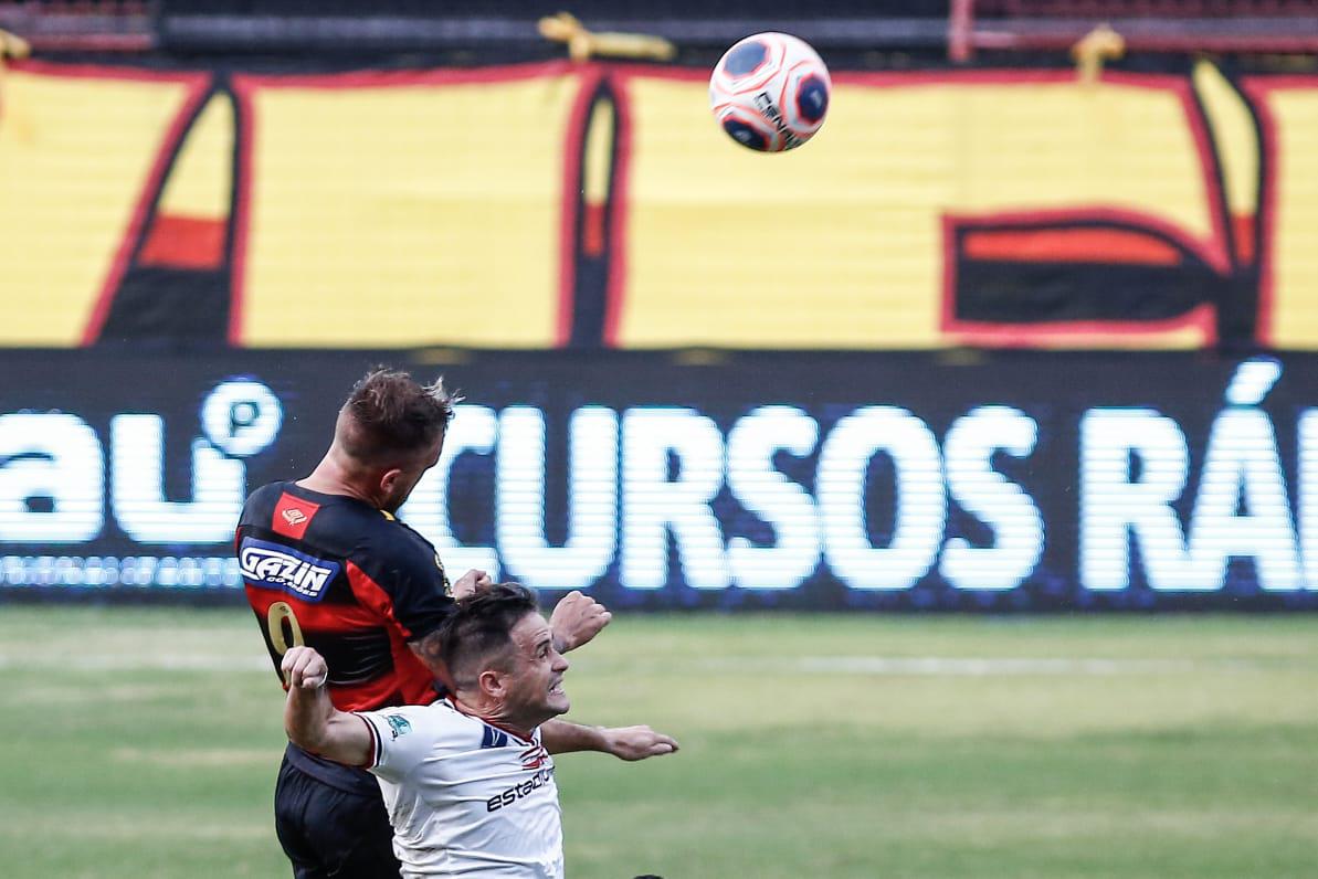 Rubro-negros e tricolores duelaram na Ilha em partida que marcou o retorno do futebol em Pernambuco