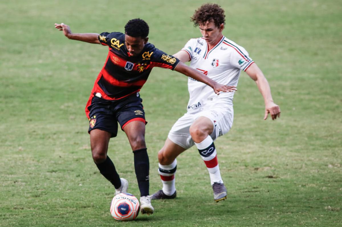 Rubro-negros e tricolores duelaram na Ilha em partida que marcou o retorno do futebol em Pernambuco