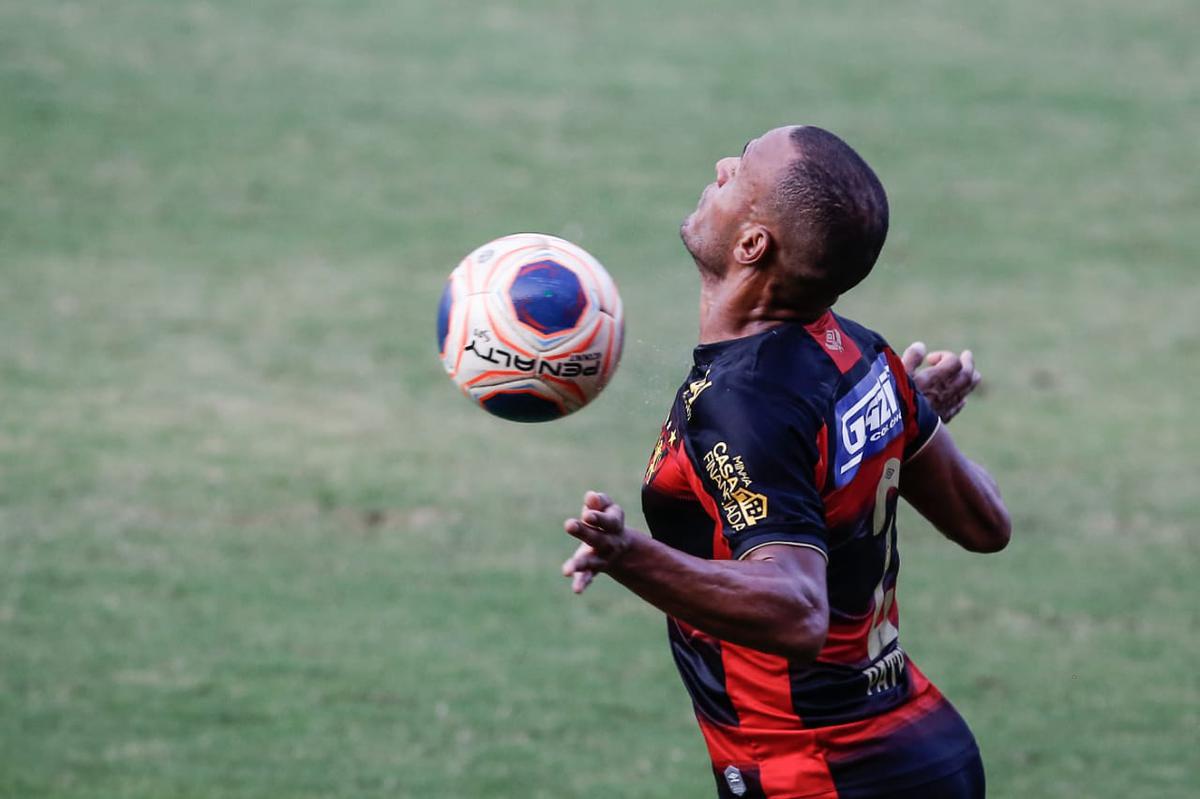 Rubro-negros e tricolores duelaram na Ilha em partida que marcou o retorno do futebol em Pernambuco