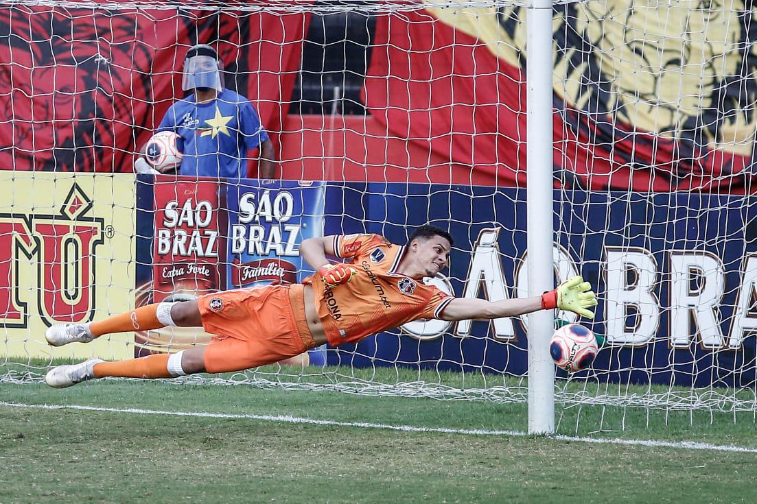 Rubro-negros e tricolores duelaram na Ilha em partida que marcou o retorno do futebol em Pernambuco