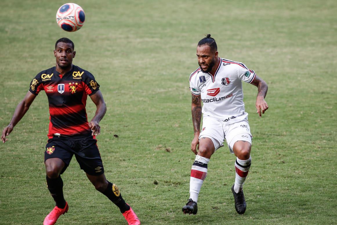 Rubro-negros e tricolores duelaram na Ilha em partida que marcou o retorno do futebol em Pernambuco