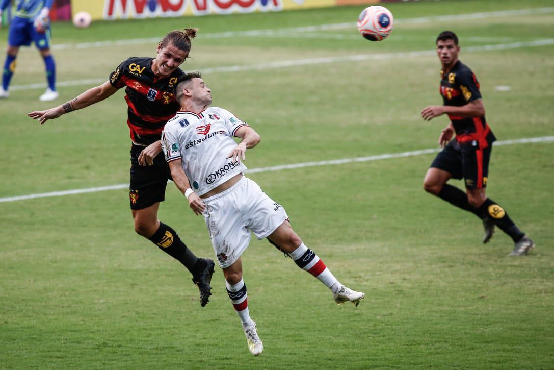 Rubro-negros e tricolores duelaram na Ilha em partida que marcou o retorno do futebol em Pernambuco