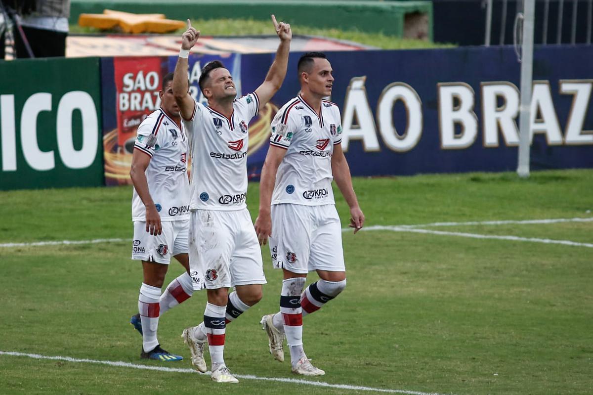 Rubro-negros e tricolores duelaram na Ilha em partida que marcou o retorno do futebol em Pernambuco