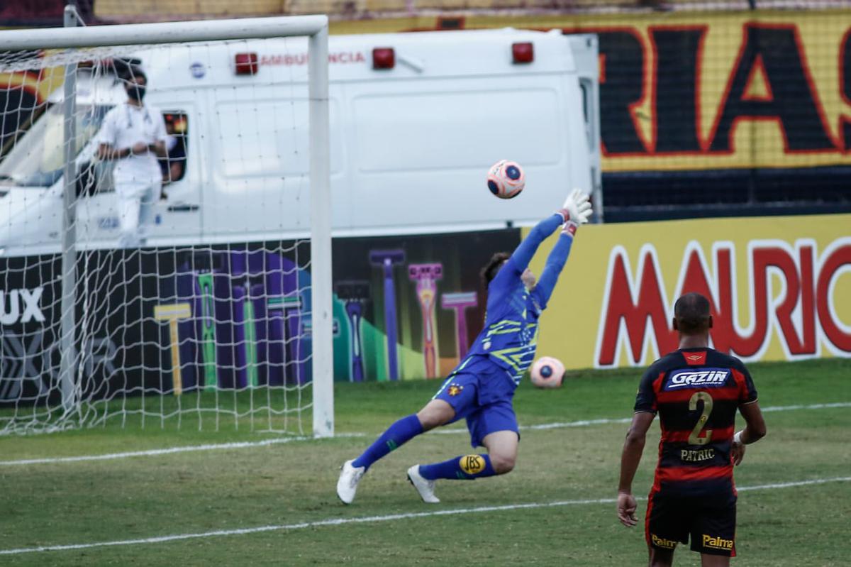 Rubro-negros e tricolores duelaram na Ilha em partida que marcou o retorno do futebol em Pernambuco