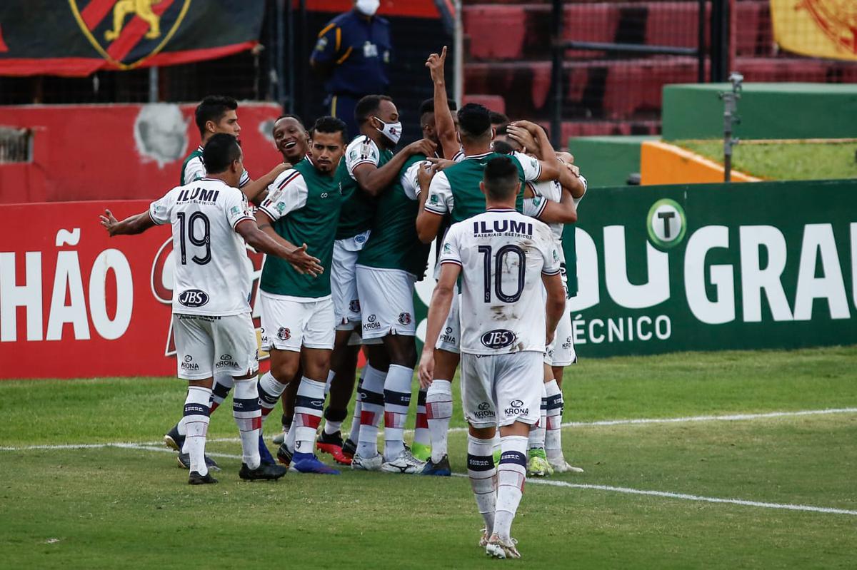 Rubro-negros e tricolores duelaram na Ilha em partida que marcou o retorno do futebol em Pernambuco