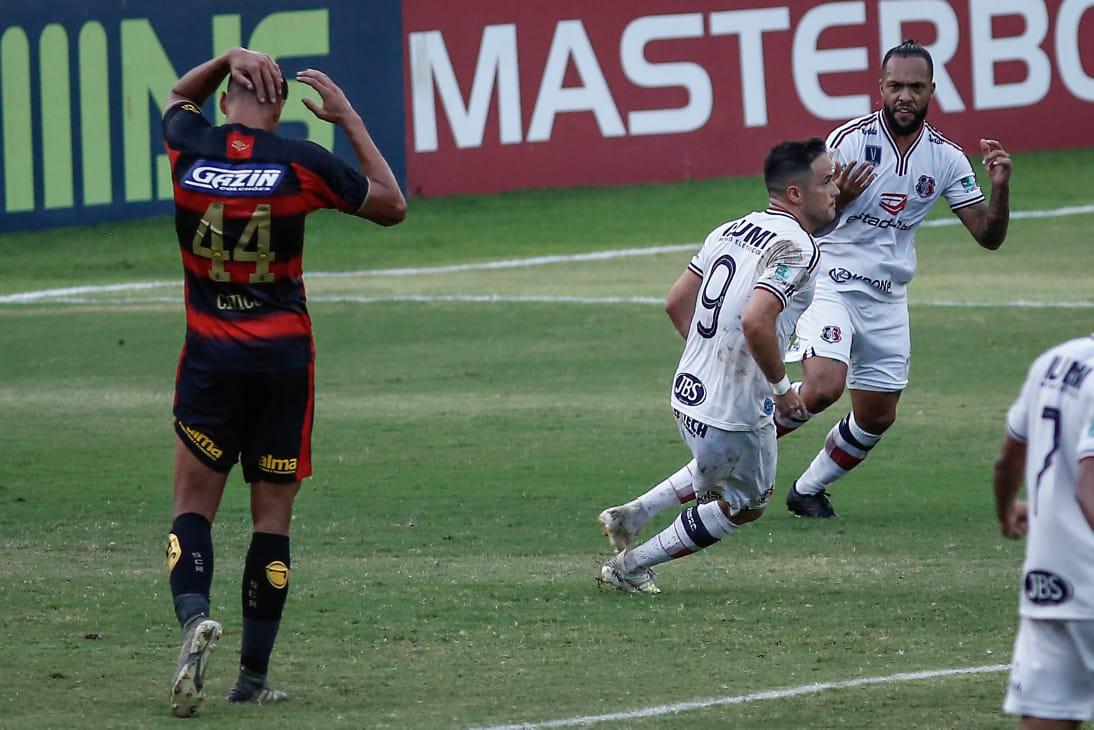 Rubro-negros e tricolores duelaram na Ilha em partida que marcou o retorno do futebol em Pernambuco