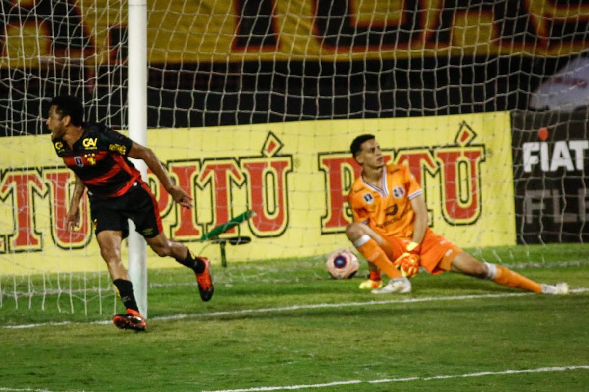 Rubro-negros e tricolores duelaram na Ilha em partida que marcou o retorno do futebol em Pernambuco