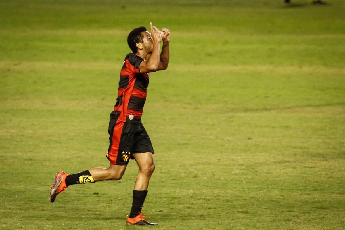 Rubro-negros e tricolores duelaram na Ilha em partida que marcou o retorno do futebol em Pernambuco