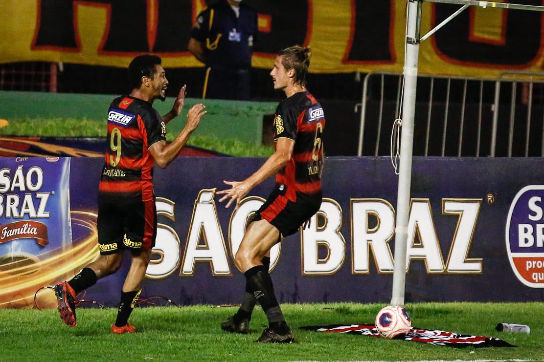 Rubro-negros e tricolores duelaram na Ilha em partida que marcou o retorno do futebol em Pernambuco