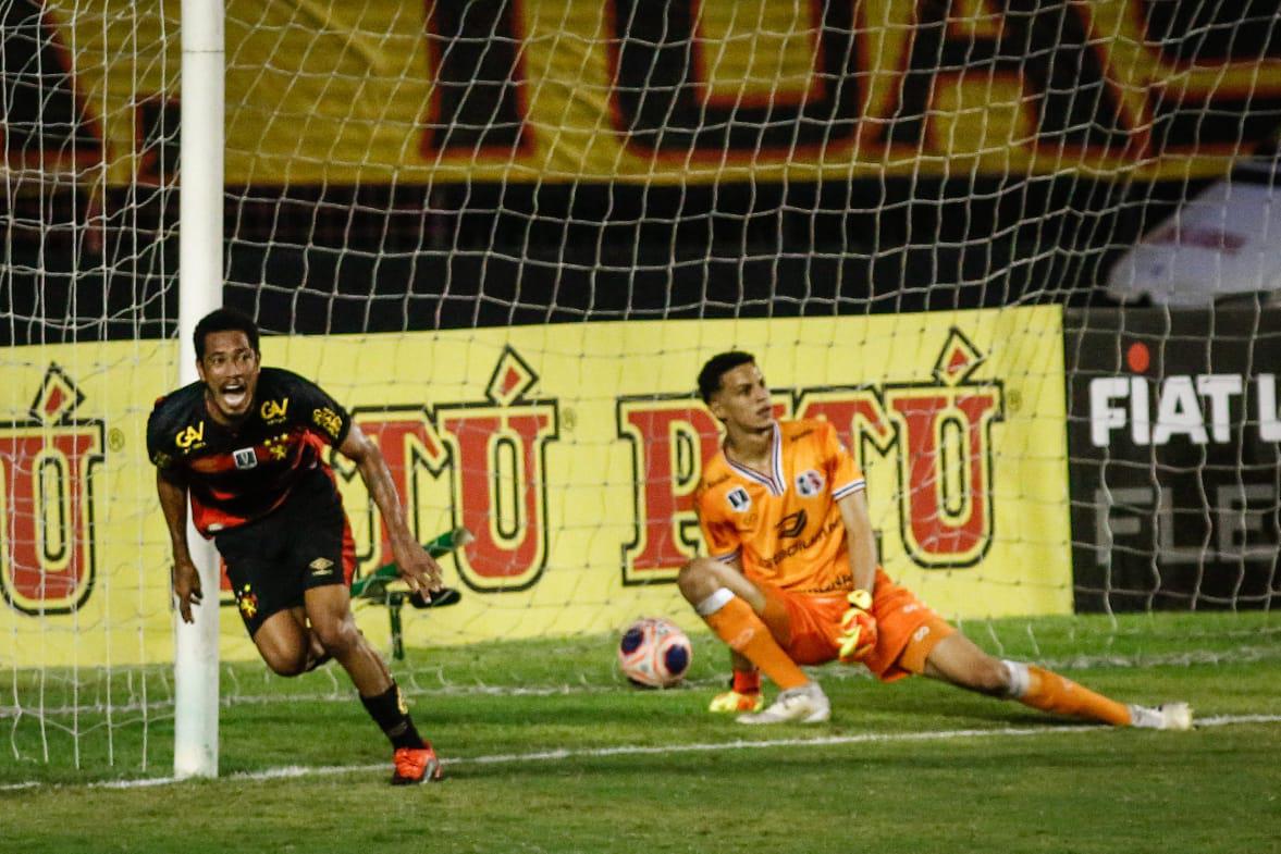 Rubro-negros e tricolores duelaram na Ilha em partida que marcou o retorno do futebol em Pernambuco