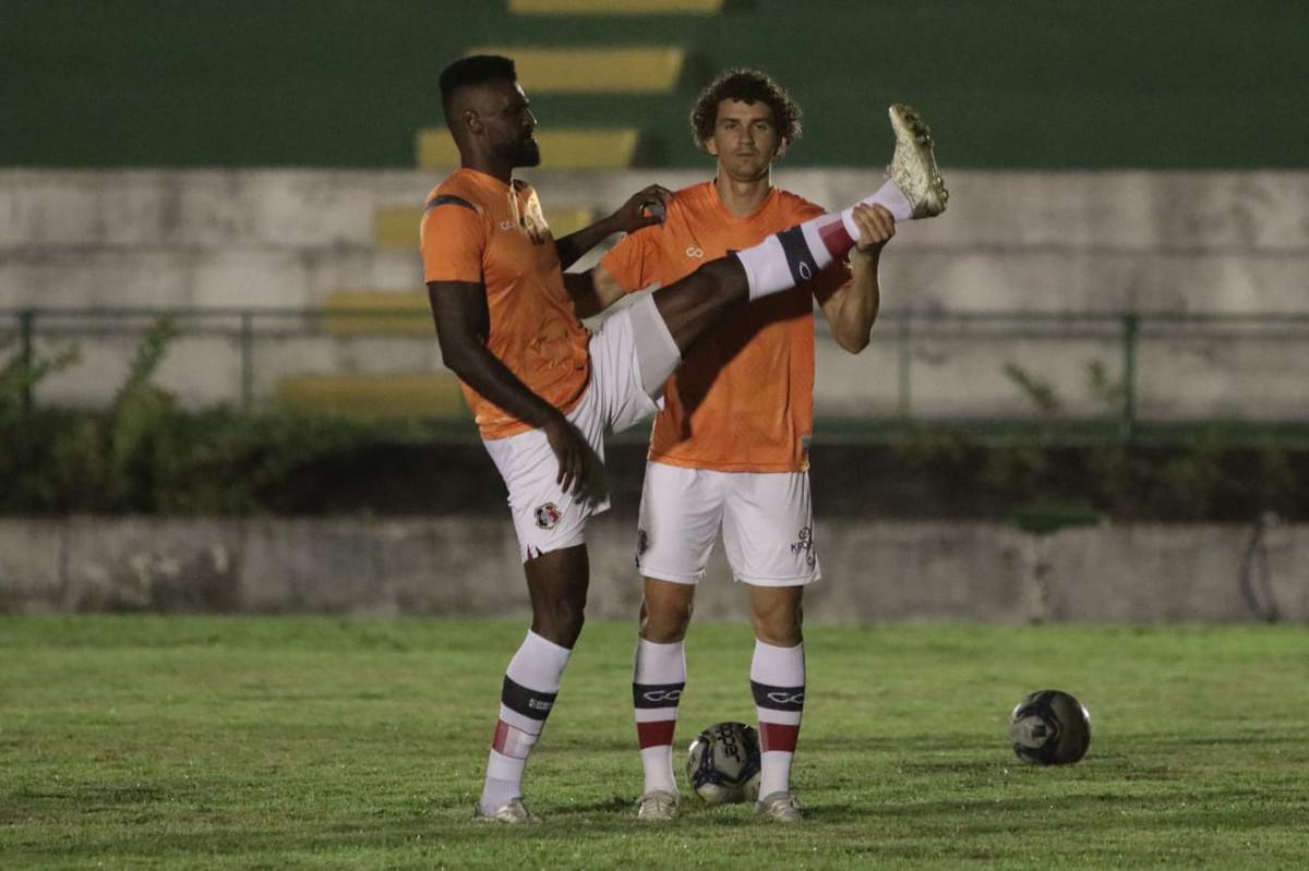 Jogadores do Santa Cruz realizaram aquecimento no gramado do estdio Eliel Martins, em Riacho do Jacupe, no interior baiano.