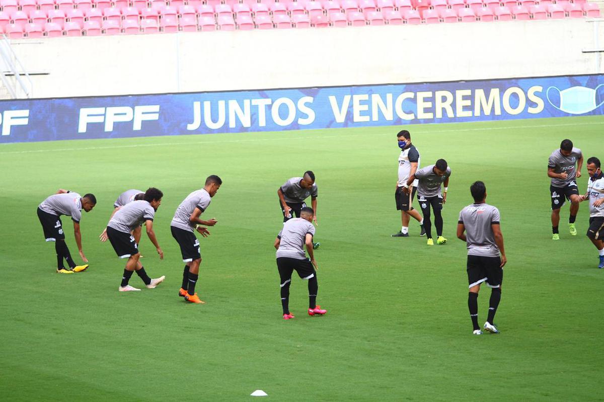 Jogadores de Nutico e Central chegaram  Arena de Pernambuco cumprindo os protocolos sanitrios, como proteo contra a Covid-19.