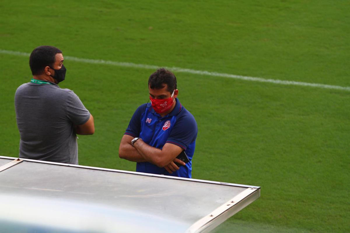 Jogadores de Nutico e Central chegaram  Arena de Pernambuco cumprindo os protocolos sanitrios, como proteo contra a Covid-19.