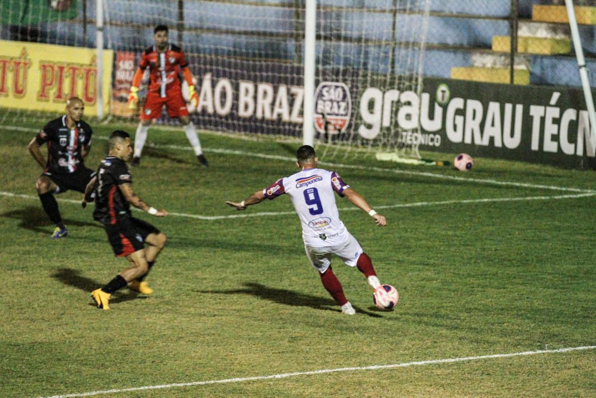 Jogando em casa, o Salgueiro foi melhor e imps o placar de 3 a 0 sobre o Afogados, confirmando a sua terceira deciso de ttulo do Campeonato Pernambucano, segunda contra o Santa Cruz.