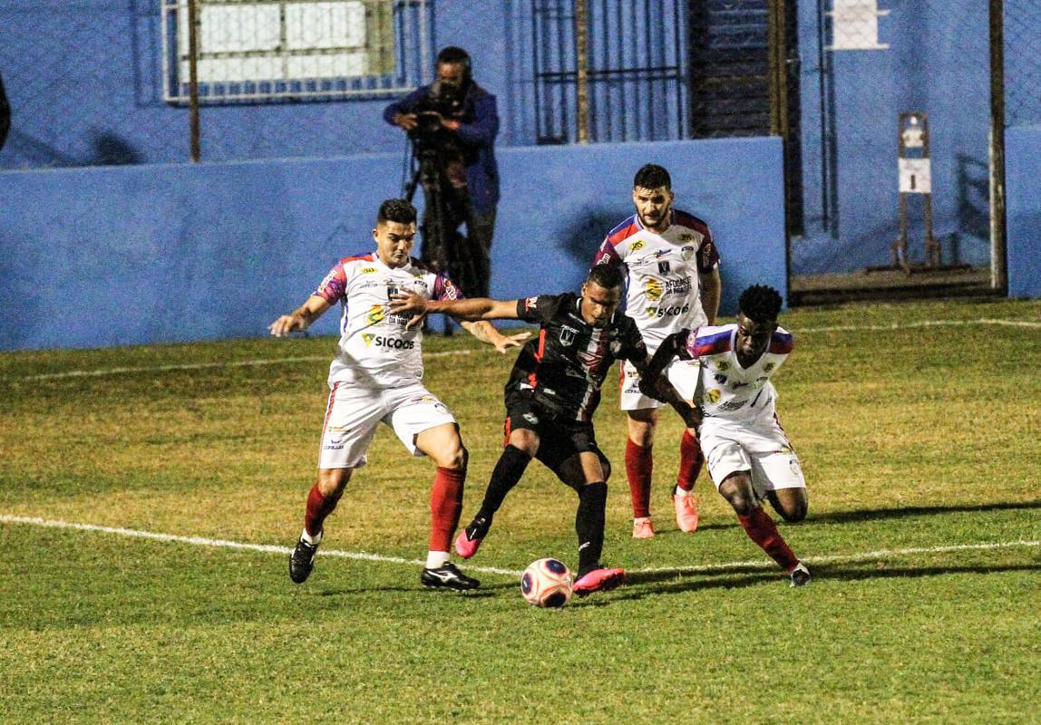 Jogando em casa, o Salgueiro foi melhor e imps o placar de 3 a 0 sobre o Afogados, confirmando a sua terceira deciso de ttulo do Campeonato Pernambucano, segunda contra o Santa Cruz.