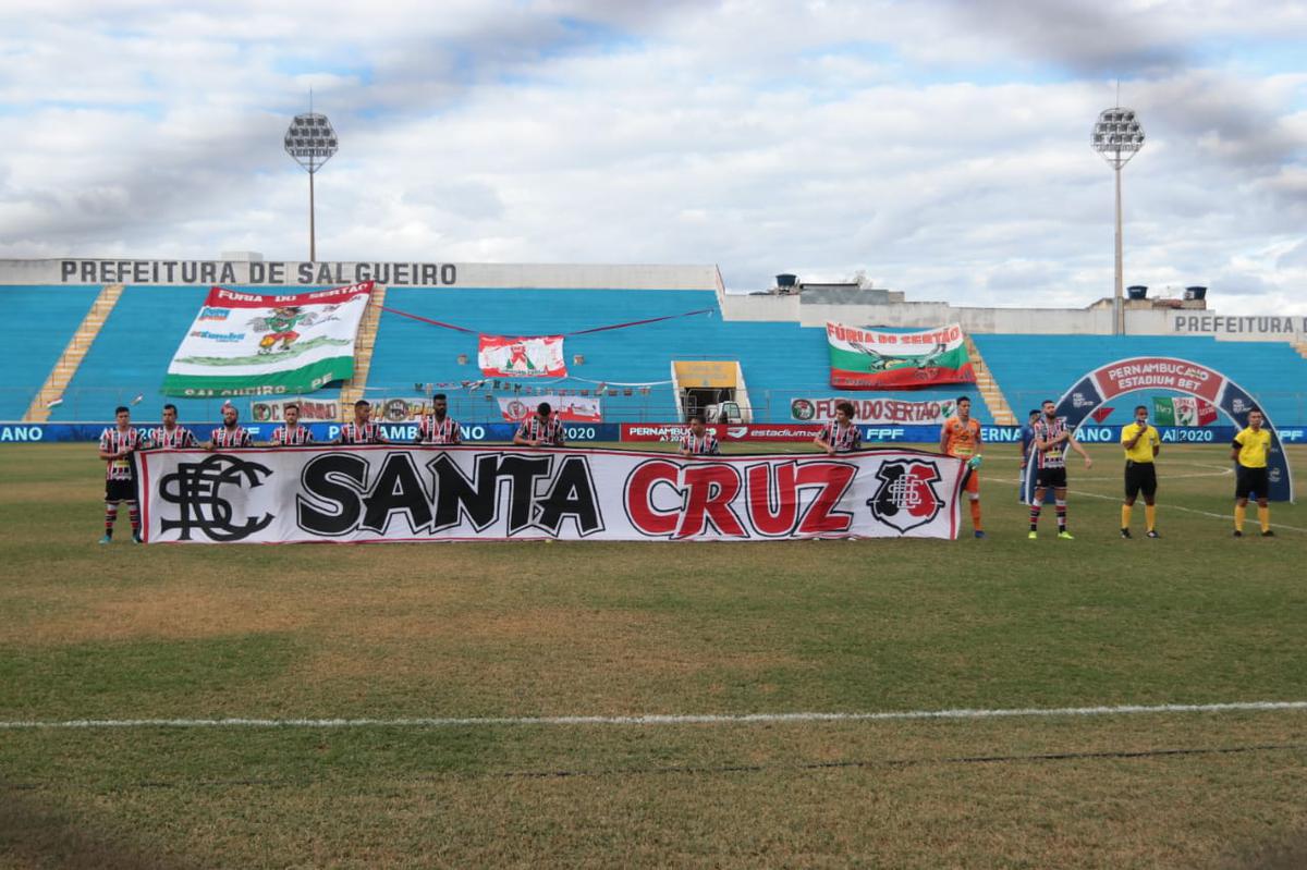 Duas melhores campanhas da primeira fase do Estadual, Salgueiro e Santa Cruz se reencontraram na final. A primeira partida foi disputada no estdio Cornlio de Barros, no serto pernambucano. 