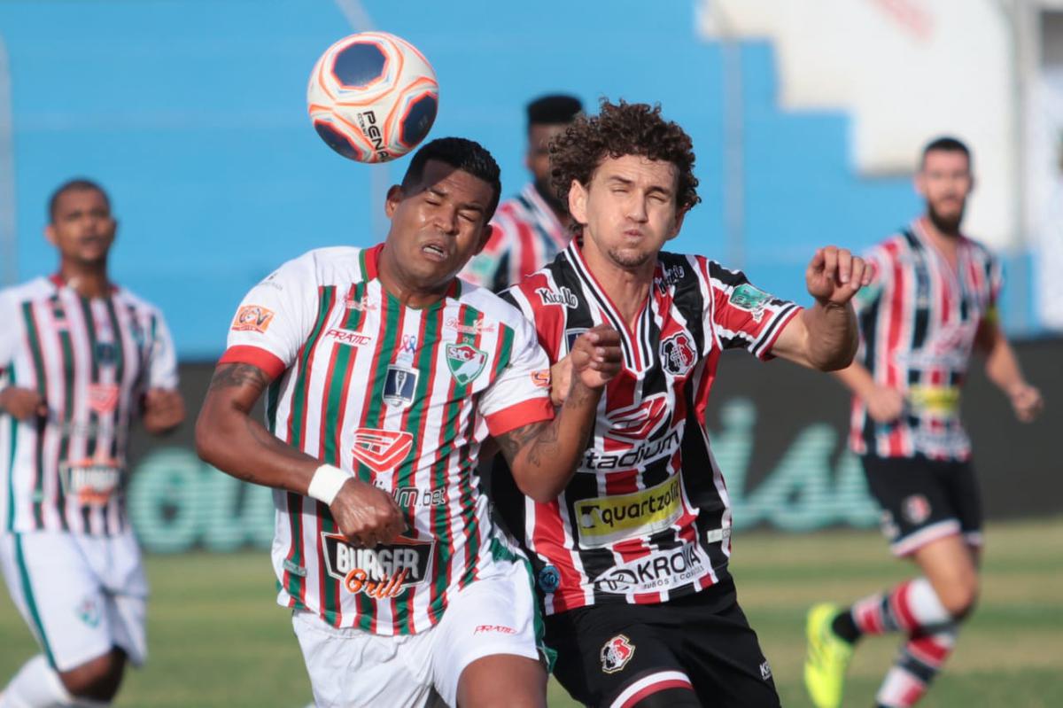 Duas melhores campanhas da primeira fase do Estadual, Salgueiro e Santa Cruz se reencontraram na final. A primeira partida foi disputada no estdio Cornlio de Barros, no serto pernambucano.