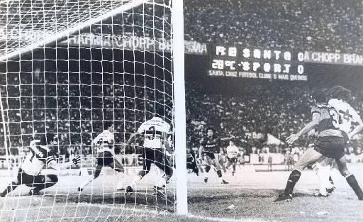 1990 - Santa Cruz 0 x 1 Sport / Campeonato Pernambucano - Em uma final decidida em dois jogos, o Santa Cruz venceu a primeira partida na Ilha e perdeu em casa no Arruda. Mas na prorrogao, o time segurou o empate em 0 a 0 e levantou a taa.