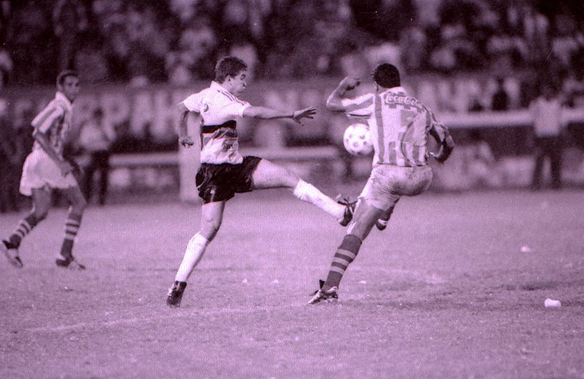 1993 - Santa Cruz 2 x 1 Nutico / Campeonato Pernambucano - Em uma das conquistas mais marcantes da histria do clube, o Santa Cruz virou o jogo perto do fim com gol de Clio e levou a deciso para a prorrogao. Com nova vantagem, outro empate sem gols garantiria o ttulo para os tricolores.