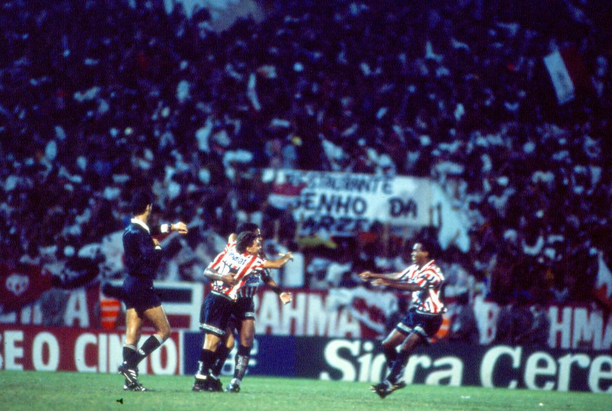 1995 - Santa Cruz 2 x 0 Nutico / Campeonato Pernambucano - Depois de vencer o primeiro jogo nos Aflitos, o Santa Cruz tambm venceria na volta, no Arruda, com gol marcante de falta de Amarildo, o 'Canho do Arruda'.