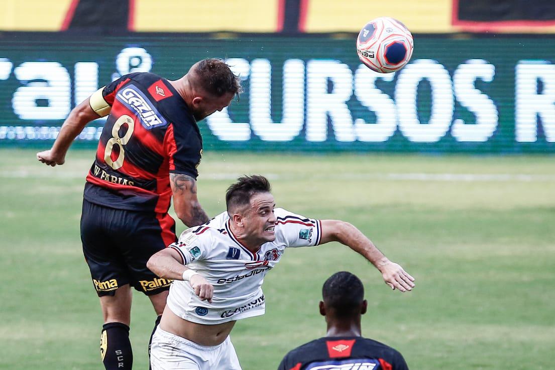 Atacante Pipico em disputa de bola com Willian Farias, do Sport