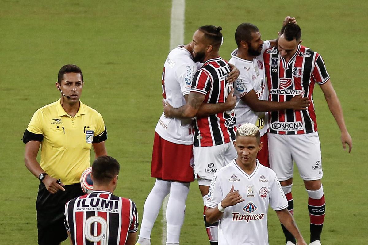 Jogadores tricolores e alvirrubros se cumprimentam na Arena de Pernambuco, antes do jogo da semifinal comear