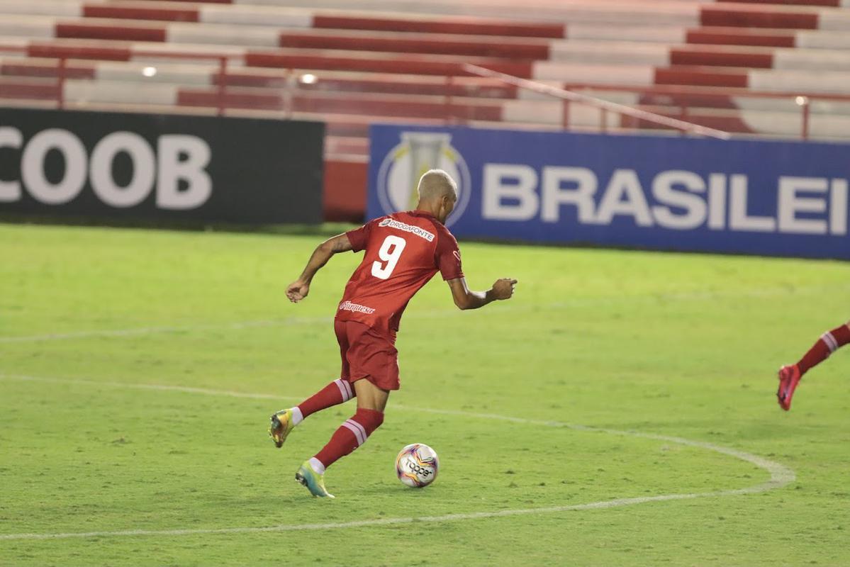 Em jogo morno, o Nutico recebeu o Operrio de Ponta Grossa, no jogo que marcou o retorno da Sri eB ao Estdio dos Aflitos. Em campo, poucas emoes e empate sem gols, no jogo vlido pela segunda rodada do torneio nacional.