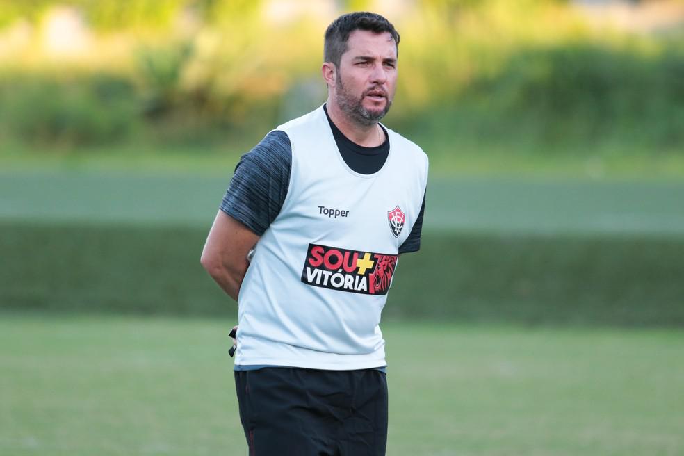 Osmar Loss: Ex-treinador das bases de Internacional e Corinthians, ele j esteve  frente do time principal do Timo, do Bragantino, do Guarani e do Vitria, onde ficou por apenas 10 jogos, no ano passado.