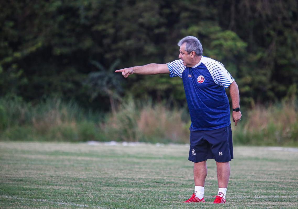 Contratado para substituir Gilmar Dal Pozzo, Gilson Kleina comandou o ltimo treino do Nutico antes da partida contra o Vitria, em Salvador. 