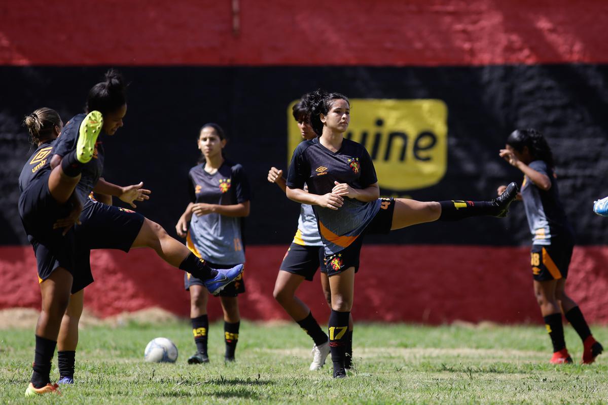 Jogadoras se preparam para o reincio da Srie A2 do Campeonato Brasileiro. Treinos ocorrem no campo auxiliar da Ilha do Retiro